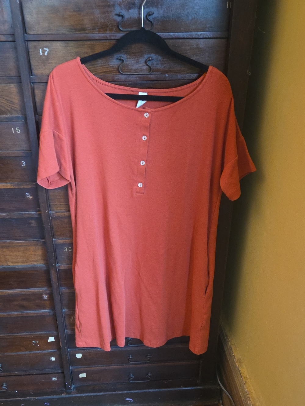 kate quinn Short-Sleeve Henley Dress in Rust Orange